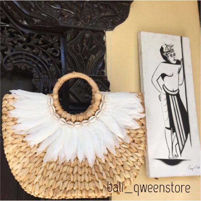 Tas Eceng Gondok Hias Bulu dan Kerang Besar