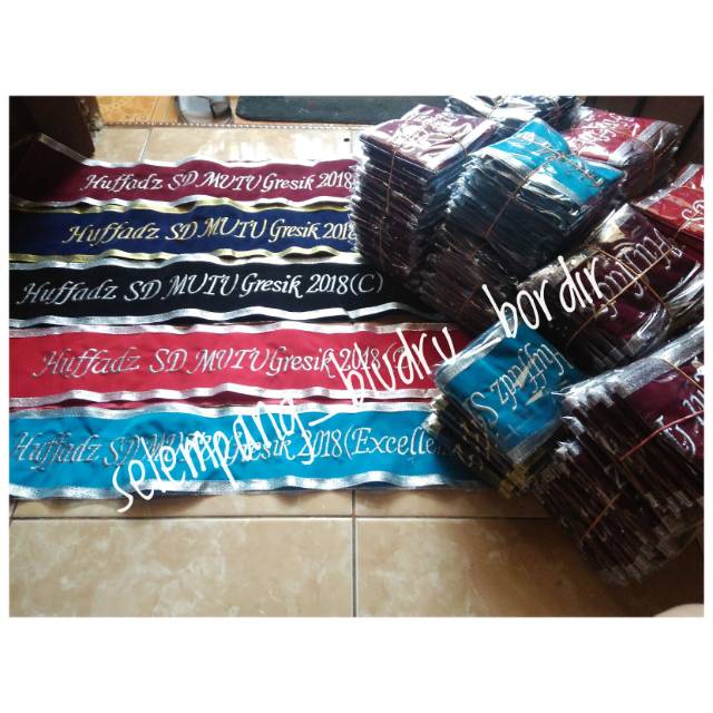 Selempang wisuda bordir bludru 1 lapis font MONOTYPE