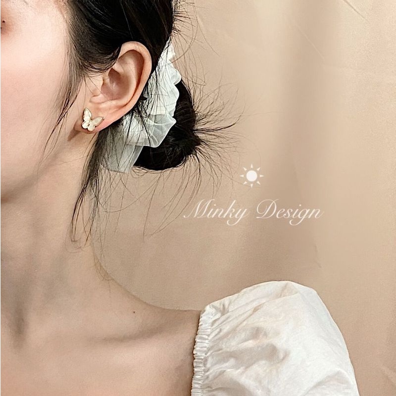 Anting Stud Desain Butterfly Bahan Metal Warna Emas Putih Gaya Korea Untuk Wanita