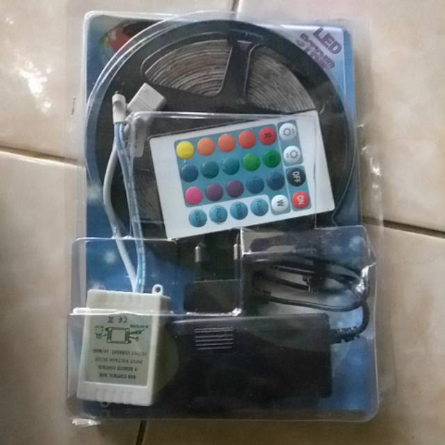 Lampu LED strip warna warni menggunakan remote