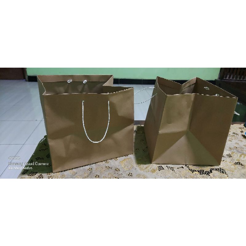 

Paperbag Polos Kardus Berkat (23x20x21 cm)