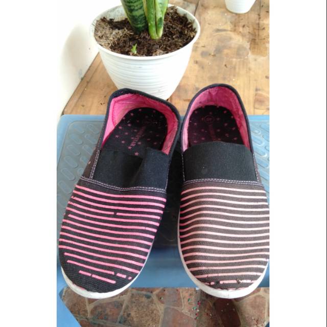 PRELOVED SEPATU WANITA WORLD STAR