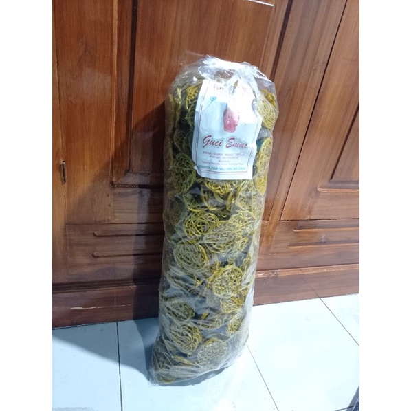 

Kerupuk mie kuning mentah kualitas super khas Tegal PABRIKAN BERBUMBU kemasan 1 Ball murah / kerupuk ciplok / kerupuk kuning mentah / Mie kuning mentah