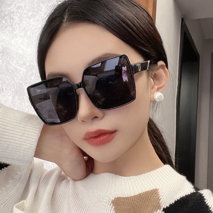 Kacamata Hitam UV400 Bingkai Besar Bentuk D Gaya Korea Untuk Wanita
