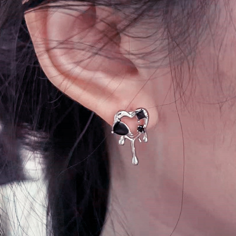 Anting Stud Bentuk Hati Model Hollow Warna Hitam Bahan Metal Gaya Harajuku Vintage Untuk Wanita