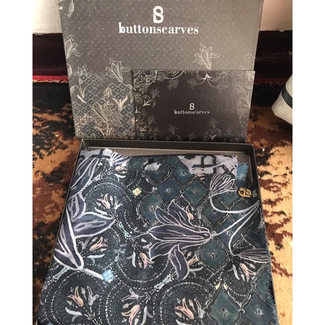 Preloved Buttonscarves maharani navy