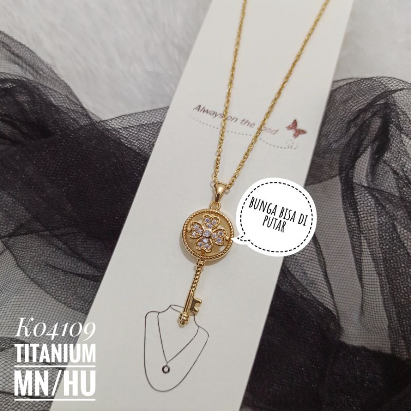 Kalung Titanium Kunci Clover Zircon Gold K04109