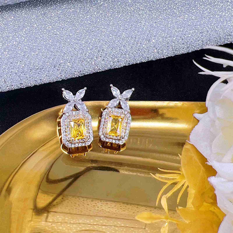 Anting Tusuk Sterling Silver 925 Bentuk Kotak Hias Berlian Imitasi Warna Kuning Untuk Wanita