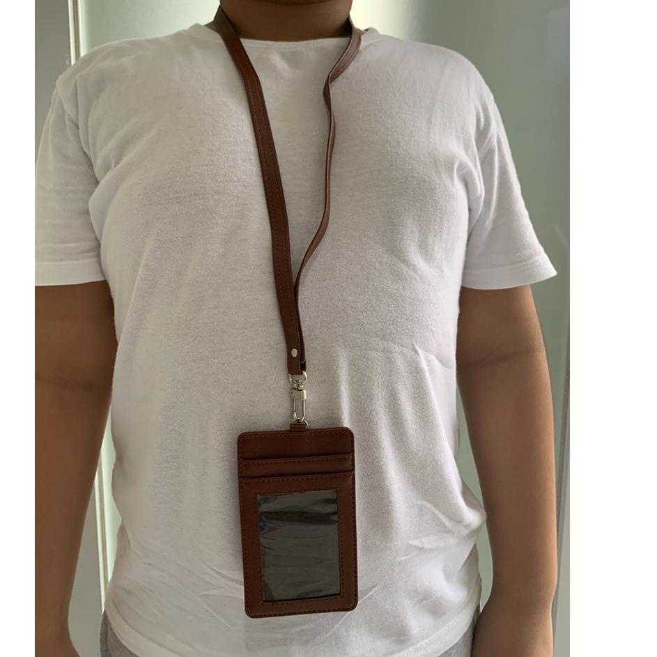 

[KODE PRODUK S7AJ07678] Name Tag Kulit Holder Kalung Gantung Dada Id Card 4 Kartu Karyawan