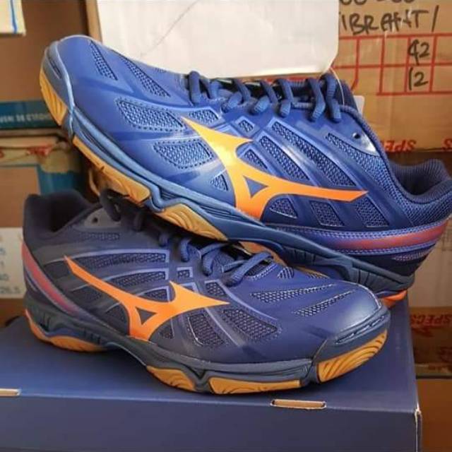 harga sepatu mizuno wave hurricane