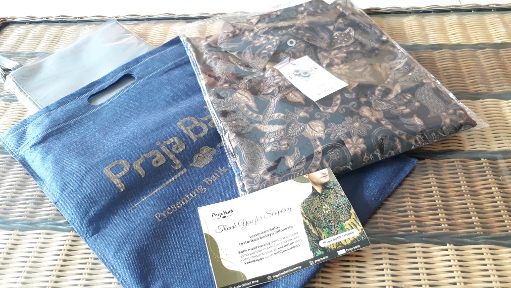 Praja Batik Rajaswara - Kemeja Batik Pria Lengan Panjang Hitam Reguler Fit