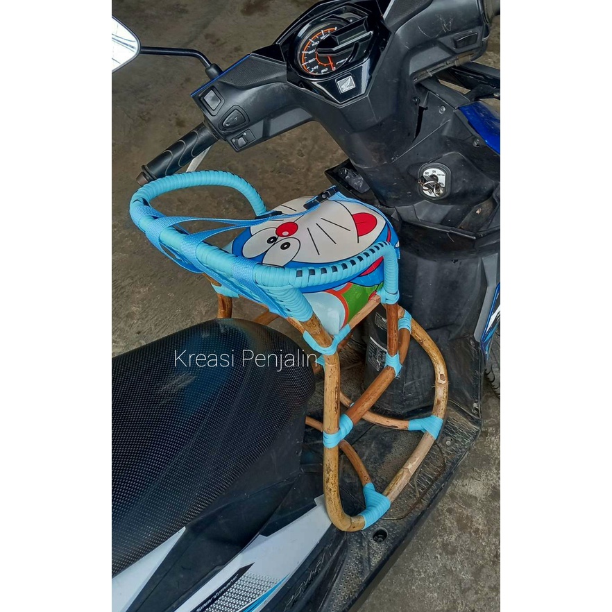 Kursi Boncengan Anak Motor Matic Sabuk Pengaman / Dudukan Anak di Motor Matic Boncengan anak rotan / Dudukan Anak Motor Matic / Kursi matic Anak Motor Matic / Jok Anak Motor Matic / Kursi Boncengan Anak Untuk Motor Matic / Kursi Rotan