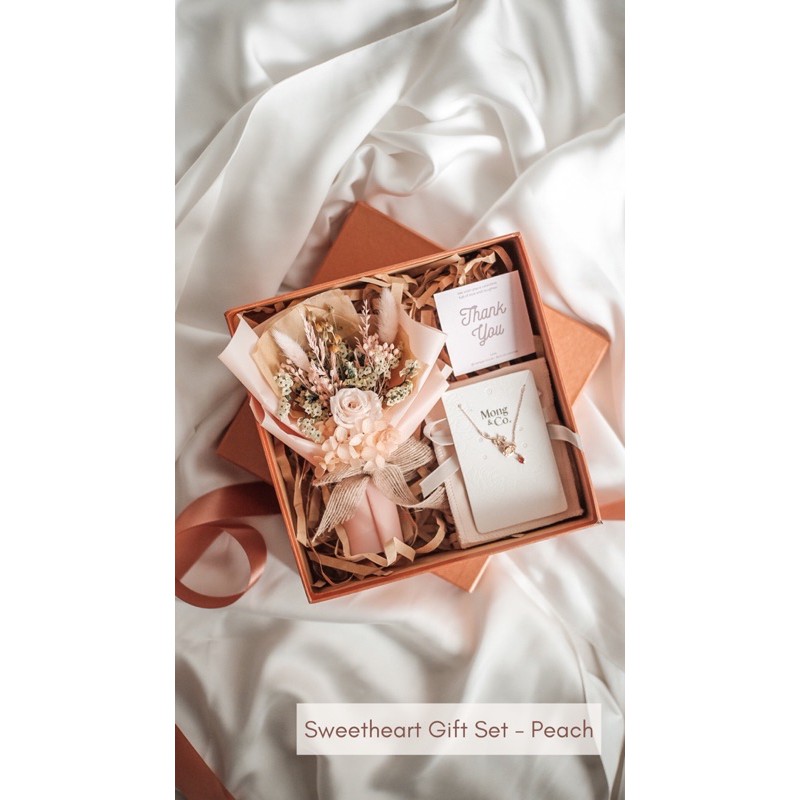 

Mong&Co x stellar/coronae - Sweetheart Gift Set: Jewelry Flower Engagement Graduation Bridal Hampers