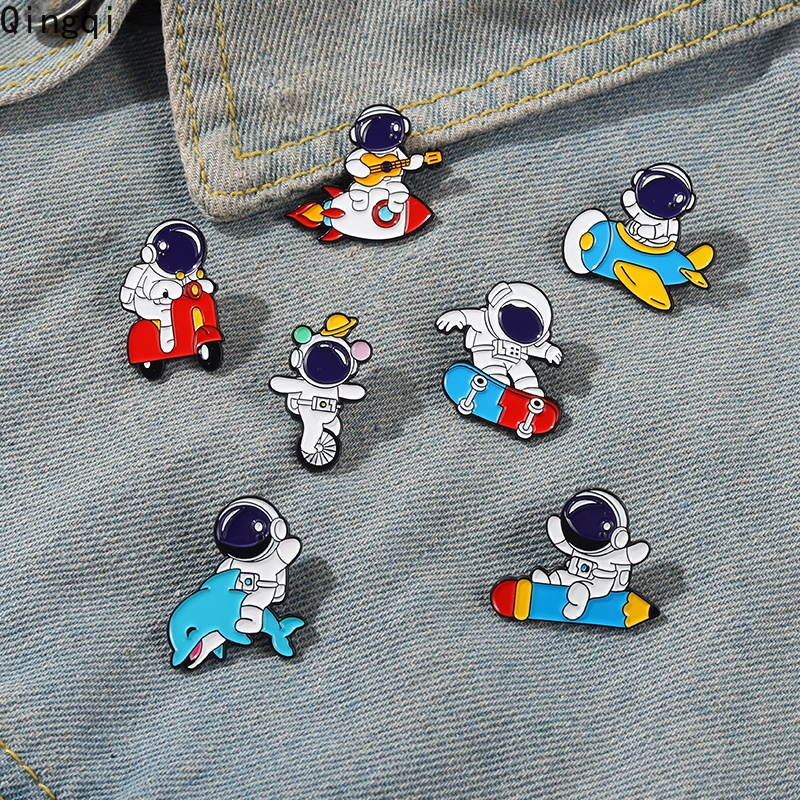 Bros Pin Enamel Desain Kartun Astronot Roket Menari Sing Gitar Untuk Aksesoris Tas Ransel Wanita