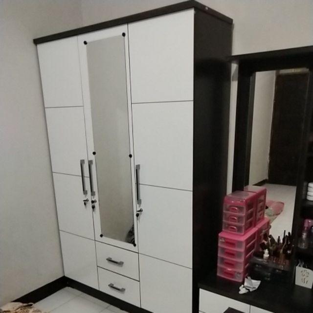 Lemari Pakaian 3 Pintu Laci Dan Meja Rias (paket )