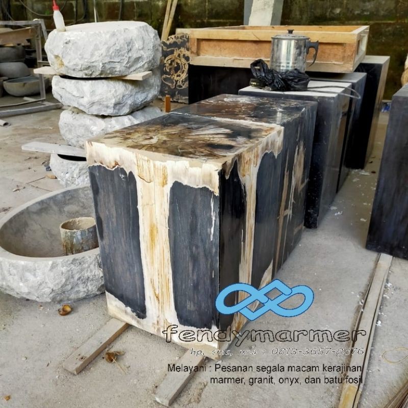 Kursi Kubus Fosil kayu hitam 30x45