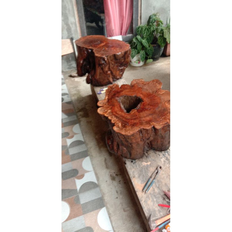 kusen pintu jendela. dan meja kursi .