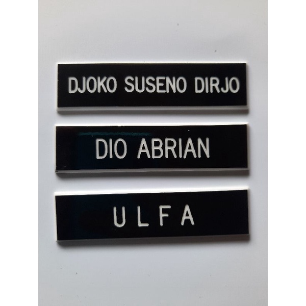 

Nama dada Papan nama Nametag nama gravir hitam list putih