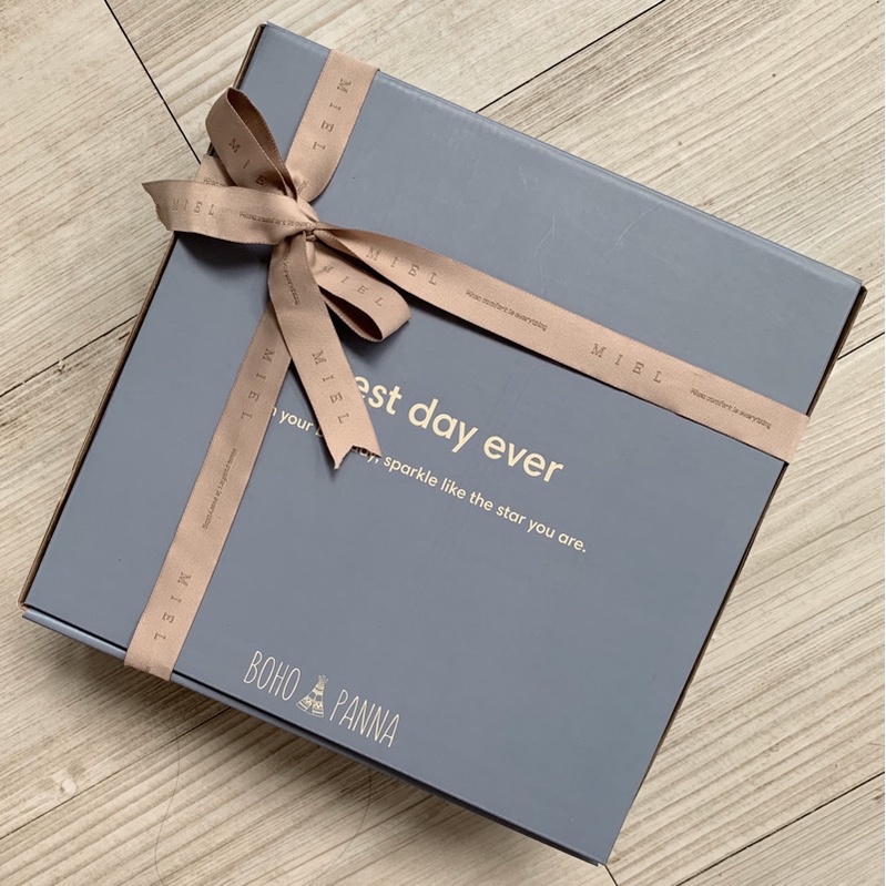 

Additional Gift Box (sudah termasuk wrapping paper + sticker + card + pita)