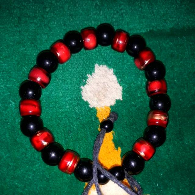 Gelang, warna hitam merah