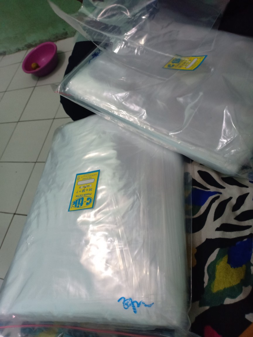 Plastik Klip Pond Oval Plong (tebal) 30x38+7/ 30x45 Isi 100 Lembar. Bening,susu,hitam