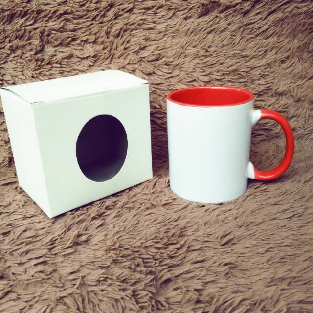 Mug merah gagang dan dalam warna