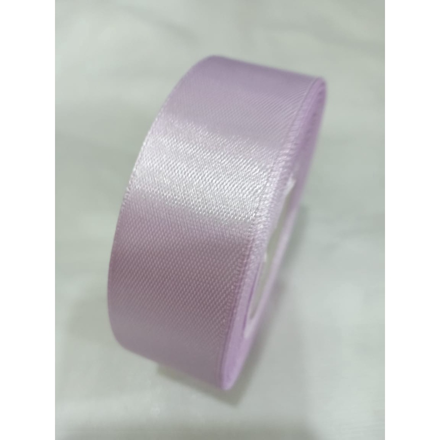 

Pita Satin Ungu Muda Ukuran 1 Inch / 2,5 Cm Per Roll