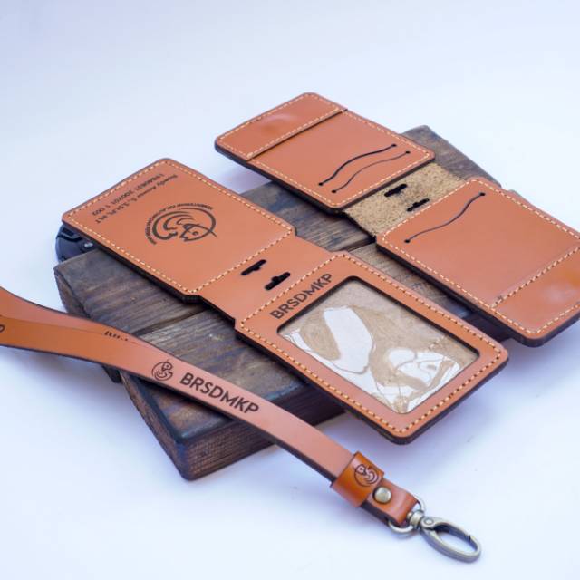 

HOLDER ID CARD/NAME TAG KULIT ASLI MODEL LIPAT DENGAN MAGNET, BISA CUSTOM GRAFIR NAMA, LOGO, WAJAH