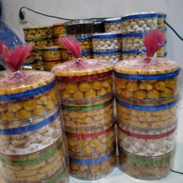 

Paket kue lebaran isi 4, semprit, putri salju, kastangel, nastar