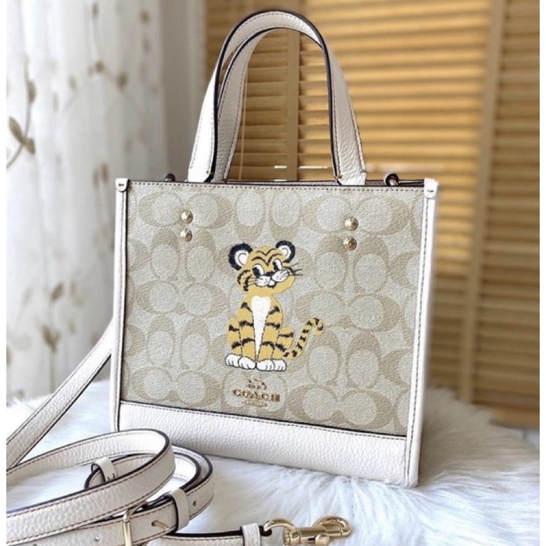 Coach Field Tote 22 In Signature Canvas With Tiger (C7001)