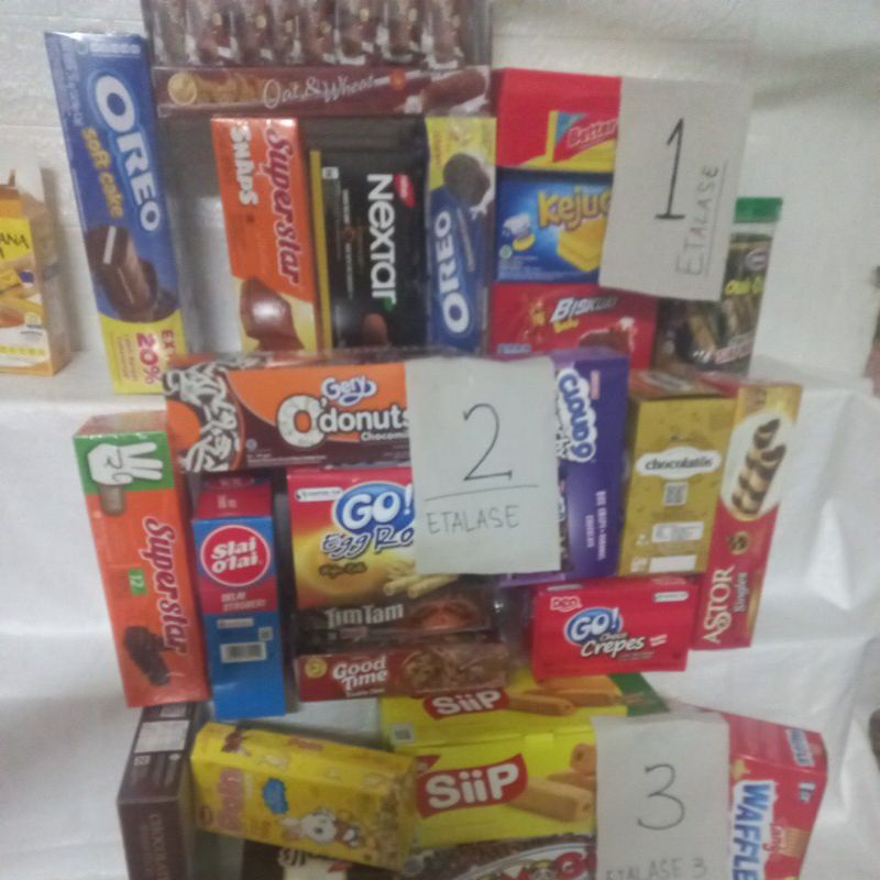 

makanan ringan 1 box / 1dus dan serok