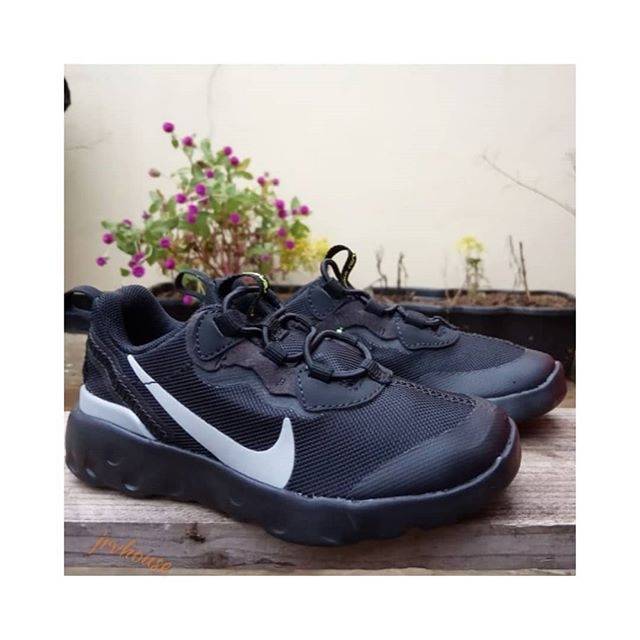 black nike renew