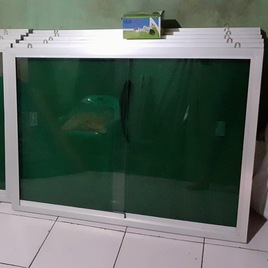 Mading Gantung Kaca Rell 65 × 90 Cm