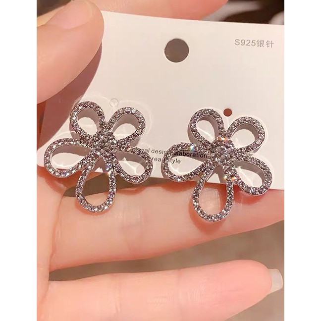 LRC Anting Tusuk Fashion Gold Color Rhinestone Flower Cutout P82307