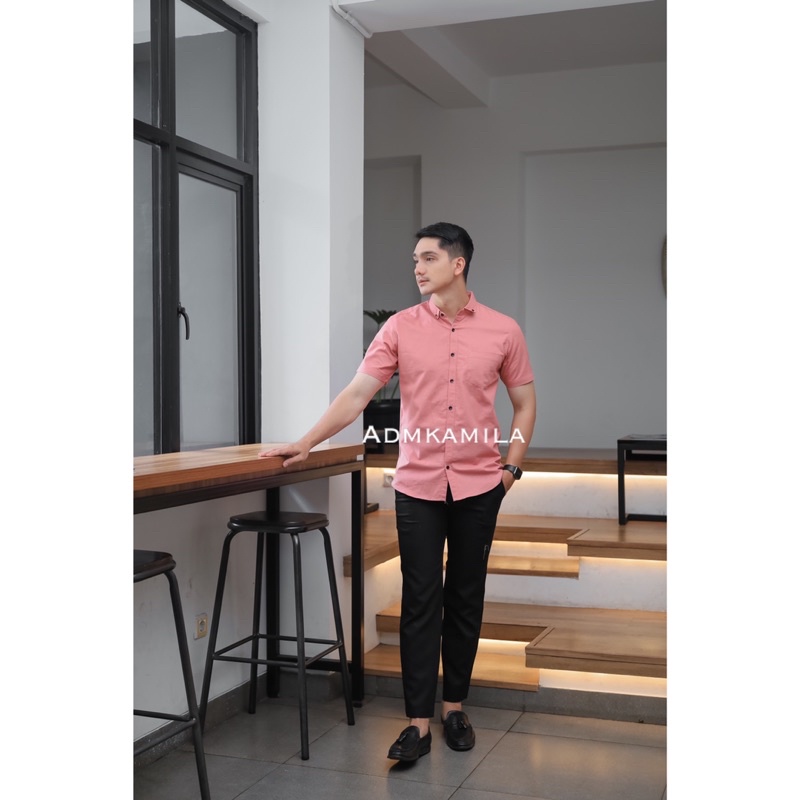 Kemeja pria polos slimfit kasual basic HeM lengan pendek pink salam