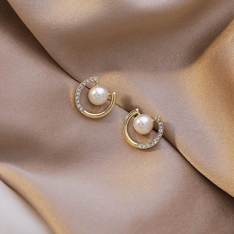 Anting Stud Mutiara Berlian Imitasi Bentuk Bulat Bahan Alloy Warna Emas Untuk Wanita