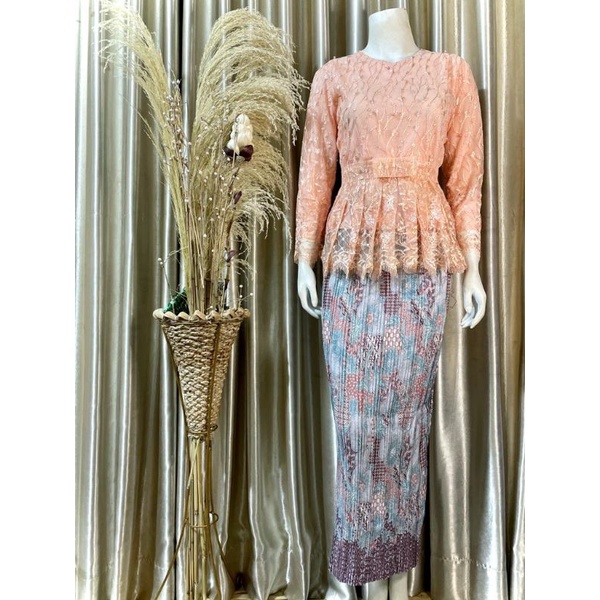 SETELAN  KEBAYA TILE PITA/KEBAYA SERAGAMAN PESTA/KEBAYA WISUDA/KEBAYA MODERN/KEBAYA MEWAH/KEBAYA KE KINIAN/KEBAYA MODERN/KEBAYA MURAH/KEBAYA CANTIK/KEBAYA SERAGAM KONDANGAN/KEBAYA SERAGAM LAMARAN/KEBAYA TUA DAN MUDA