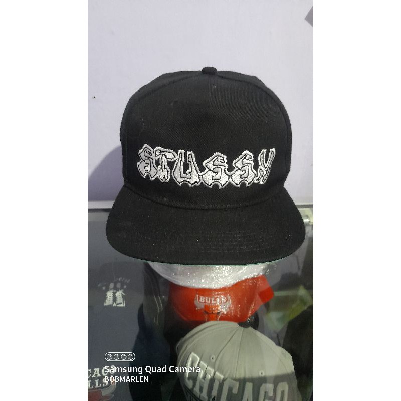 topi sttusy hitam