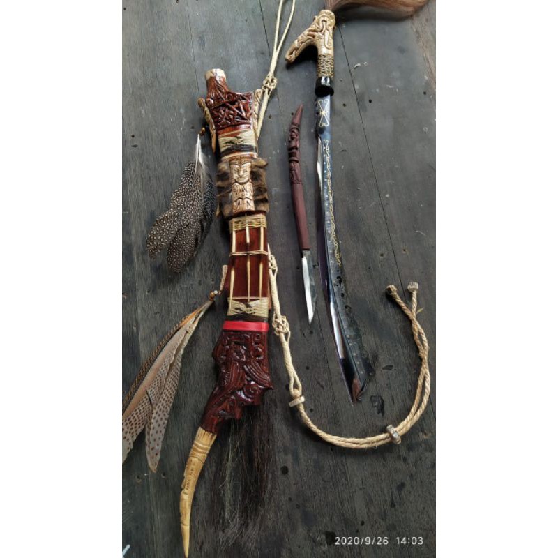 

MANDAU DAYAK HULU TANDUK ASLI SPESIAL