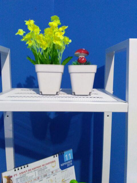 Rangkaian Bunga Plastik Artifisial Vas Putih Dekorasi