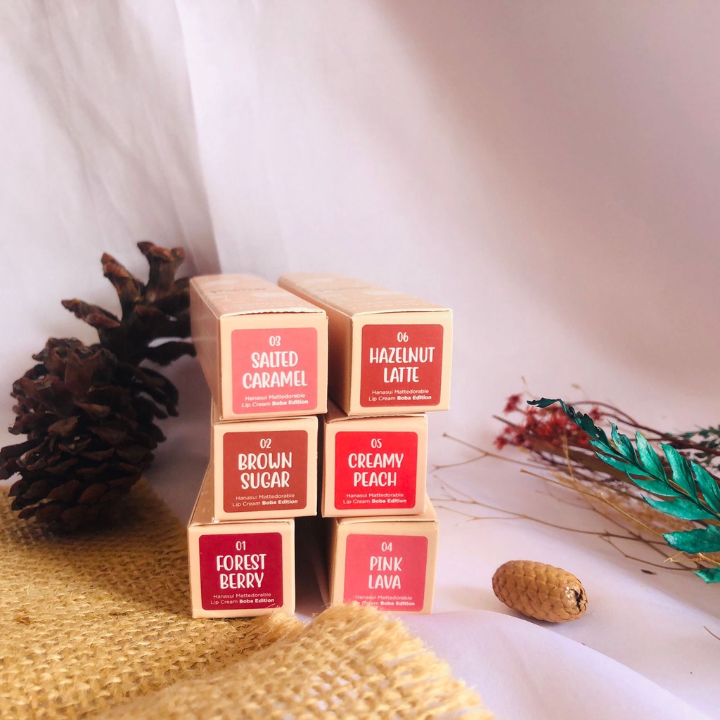 HANASUI MATTEDORABLE LIP CREAM BOBA EDITION / Lip Cream awet dan tahan lama dengan aroma yang menenangkan sepanjang hari memiliki varian warna yang beragam seperti forest berry, brown sugar,salted caramel, pink lava, creamy peach, dan hezelnut latte