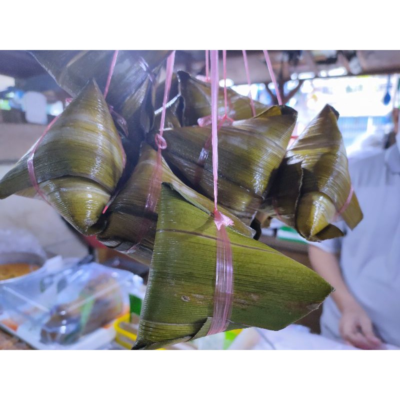 

Bakcang ketan isi ayam dibungkus daun pandan