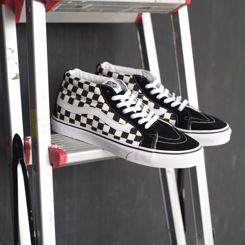 vans mid top checkerboard