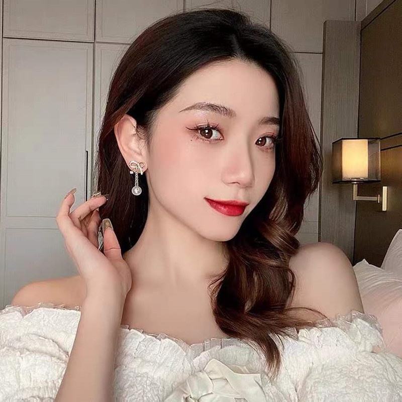 Anting Tusuk Gantung Panjang Desain Pita Emas Hias Mutiara Untuk Wanita