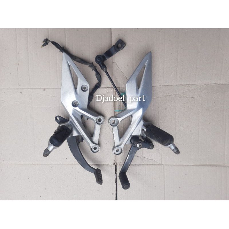 Footstep Foot Step Postep Pijakan Depan CBR150R CBR 150 R LED FI Original