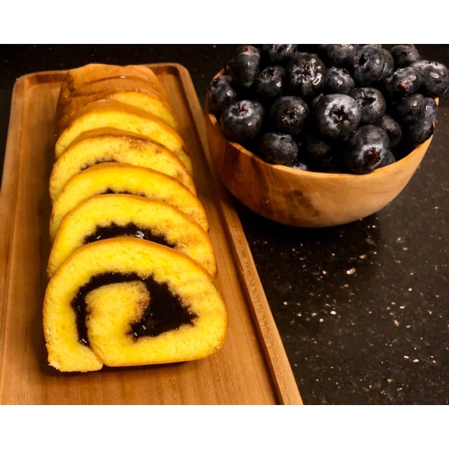 

Bolu Gulung Medan WhenCake Rasa Blueberry ( Panjang )