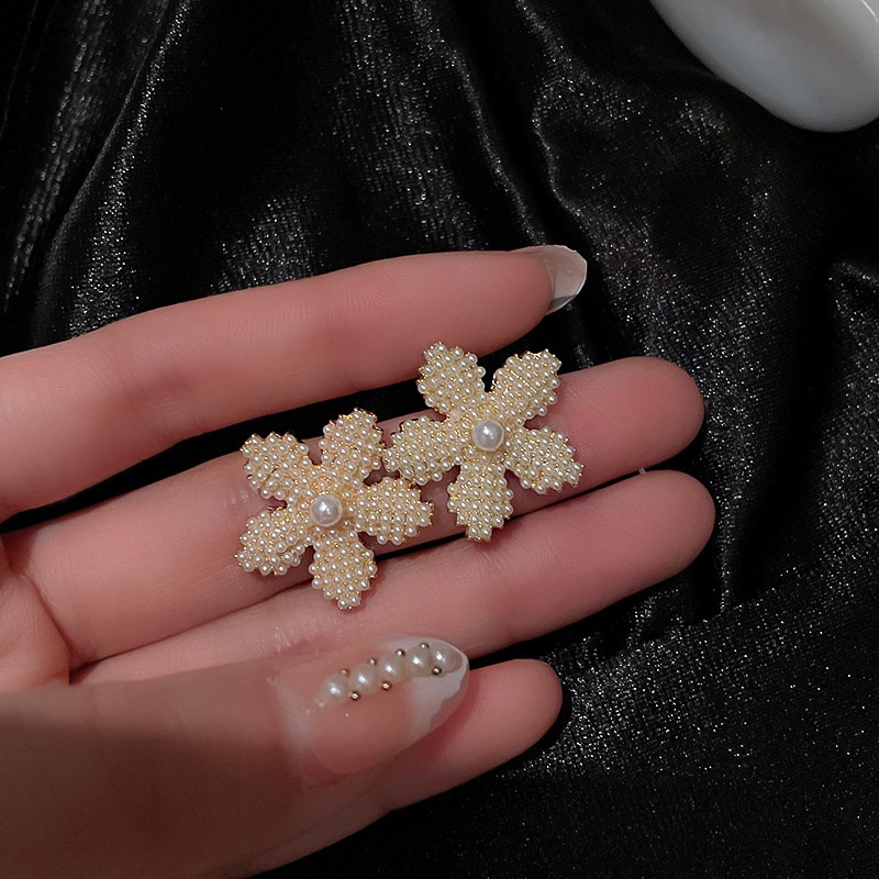 Korean Pearl Flower Earrings Temperament Design Fashion Earrings Exaggerated Personality  Earrings 925 Silver Needle