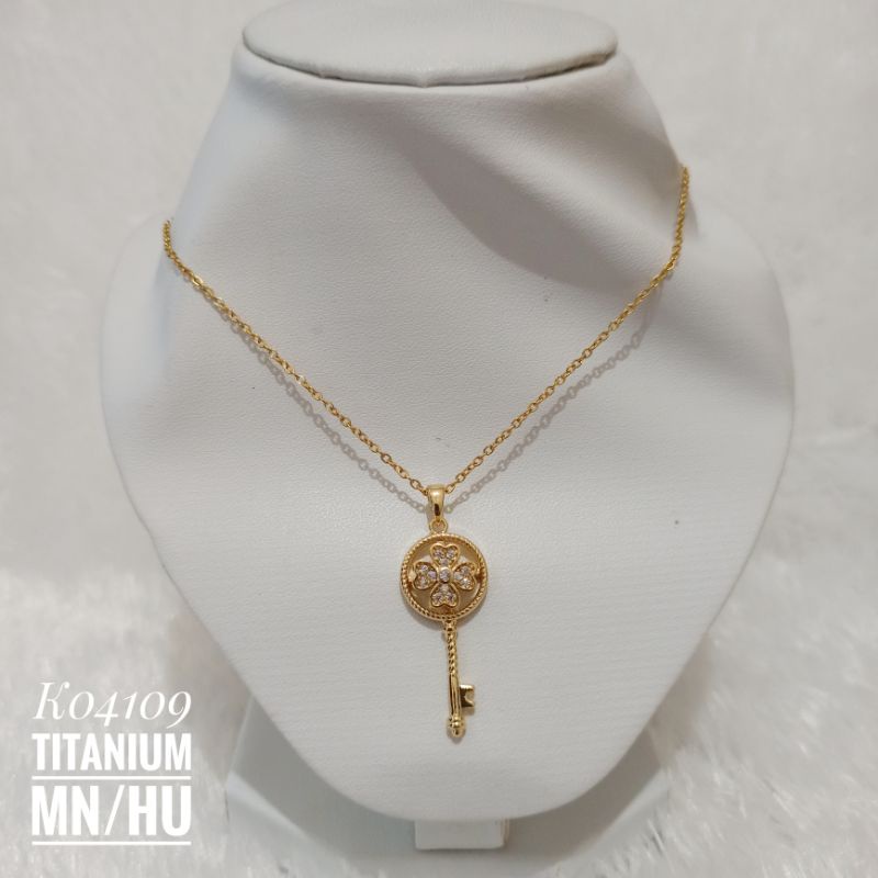 Kalung Titanium Kunci Clover Zircon Gold K04109