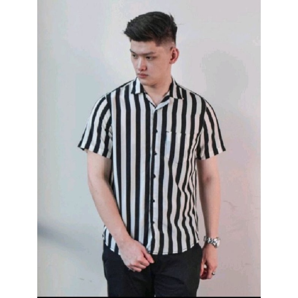 Kemeja Pendek Pria Salur Hitam Putih Terkini