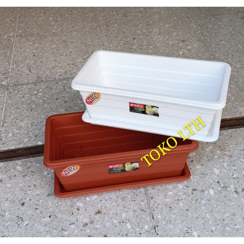 POT BUNGA SEGI PANJANG DENGAN TATAKAN / POT BUNGA PERSEGI PANJANG - TRIVETTO SMALL LION STAR